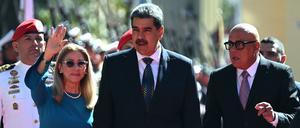 Venezuelas Präsident Nicolás Maduro, die First Lady Cilia Flores und der Präsident der Nationalversammlung, Jorge Rodriguez, bei der Vereidigung  Maduros in Caracas. 