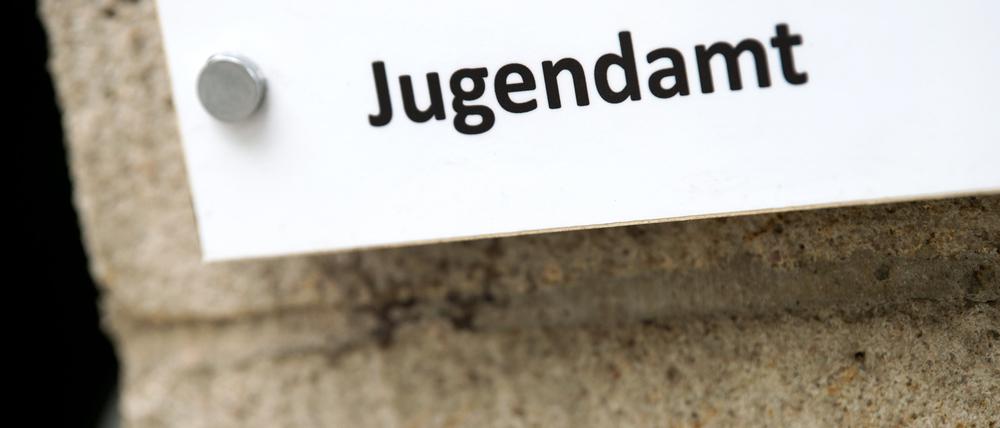 Der Schriftzug „Jugendamt“ ist auf einem Schild zu lesen.