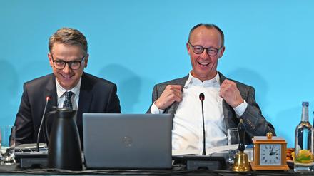 Friedrich Merz, Parteivorsitzender und Kanzlerkandidat rechts, mit seinem Generalsekretär Carsten Linnemann, beim Auftakt der Klausurtagung des Bundesvorstand der CDU Deutschland in Hamburg. 