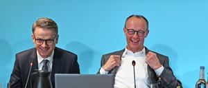 Friedrich Merz, Parteivorsitzender und Kanzlerkandidat rechts, mit seinem Generalsekretär Carsten Linnemann, beim Auftakt der Klausurtagung des Bundesvorstand der CDU Deutschland in Hamburg. 