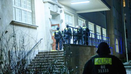 Polizisten stehen im Eingang der Alt-Schmargendorf-Grundschule. 