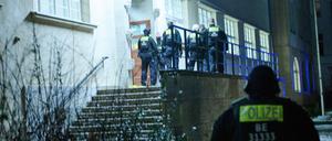 Polizisten stehen im Eingang der Alt-Schmargendorf-Grundschule. 