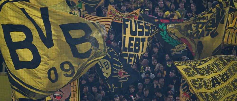 Die Fußballfans müssen sich etwas länger gedulden.