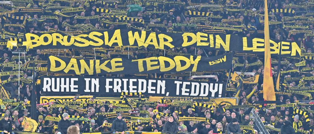 Die Dortmunder Fans ehrten de Beer vor dem Spiel gegen Leverkusen.