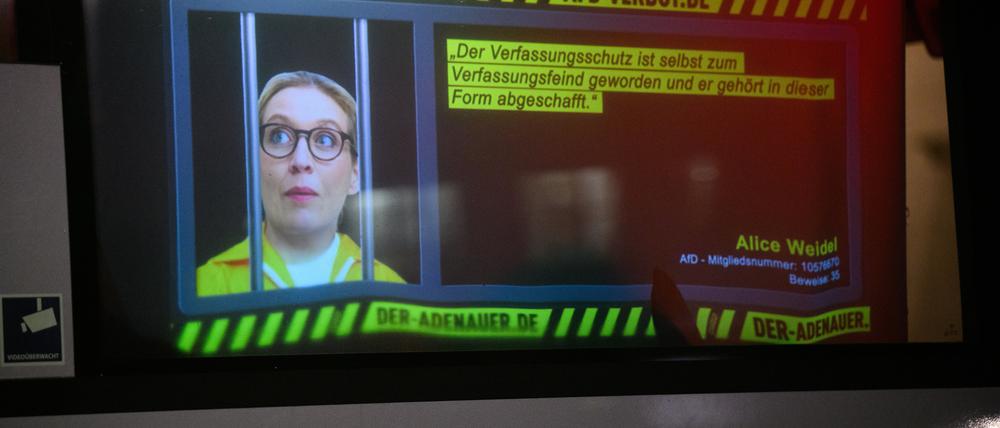 Alice Weidel, Bundesvorsitzende der AfD, ist auf einem Bildschirm an einem umgebauten Bus mit dem Namen „Adenauer SRP+“ bei einer Protestaktion vom „Zentrum für politische Schönheit“ (ZPS) vor dem Brandenburger Tor.