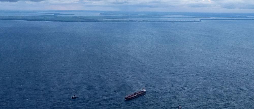 Am Abend gab es bereits Böen der Stärke sieben und zweieinhalb Meter hohe Wellen, wie das Havariekommando mitteilte.
