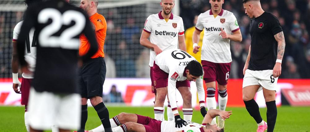 Am Boden: Für Niclas Füllkrug war das Pokal-Duell bei Aston Villa früh beendet.