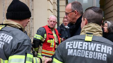 Am Tag nach dem Anschlag von Magdeburg hat CDU-Chef Friedrich Merz dort mit Rettungskräften gesprochen. 
