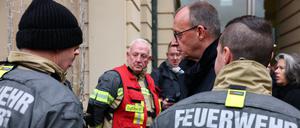 Am Tag nach dem Anschlag von Magdeburg hat CDU-Chef Friedrich Merz dort mit Rettungskräften gesprochen. 