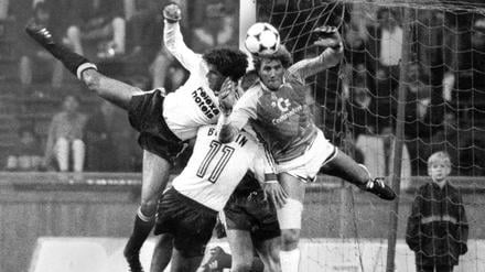 Voller Einsatz. Auf dem Rasen im Olympiastadion erkämpft sich Blau-Weiß ein 1:1 gegen die Bayern. 