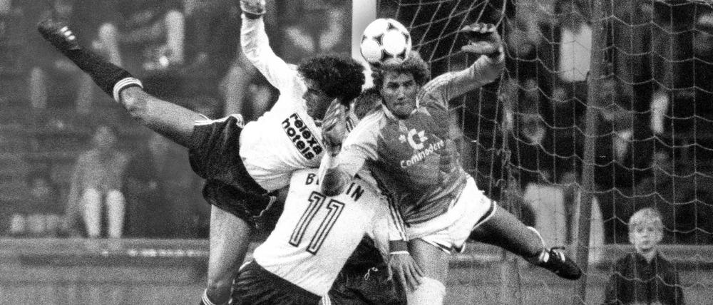 Voller Einsatz. Auf dem Rasen im Olympiastadion erkämpft sich Blau-Weiß ein 1:1 gegen die Bayern.