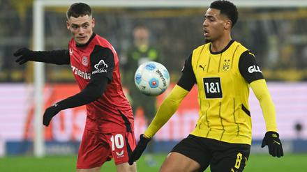 Leverkusens Florian Wirtz (l) blieb im Spiel bei Borussia Dortmund zunächst auf der Ersatzbank.