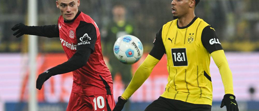 Leverkusens Florian Wirtz (l) blieb im Spiel bei Borussia Dortmund zunächst auf der Ersatzbank.