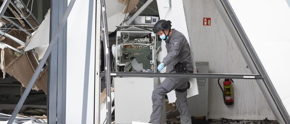 Ein Polizist untersucht einen gesprengten Geldautomaten in Berlin. (Archivbild) 