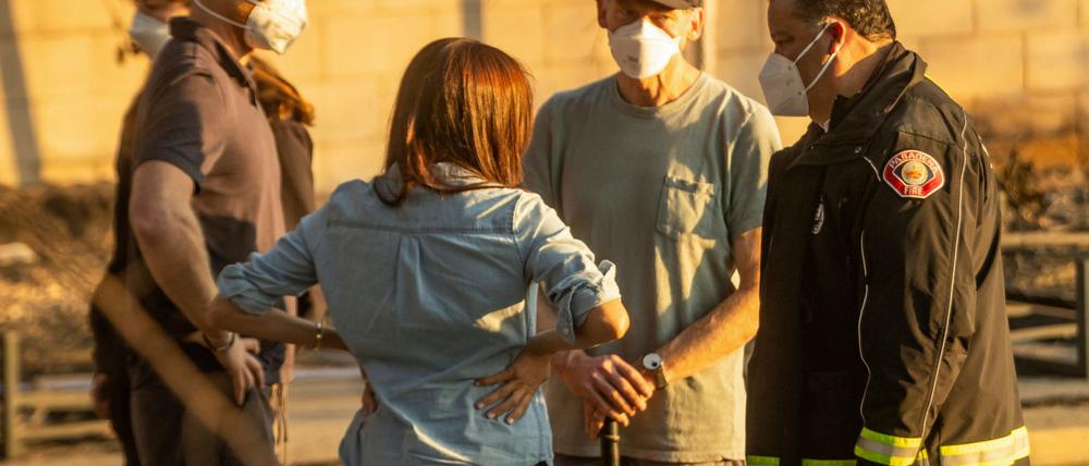 Der britische Prinz Harry (links) und seine Frau Meghan Markle sprechen mit dem Bürgermeister von Pasadena, Victor Gordo (rechts), sowie Doug Goodwin, dessen Haus durch das Eaton-Feuer zerstört wurde.