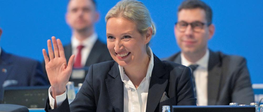 Da lacht Alice Weidel, die Kanzlerkandidatin, und grüßt nach Rechtsaußen.