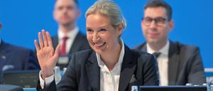 Da lacht Alice Weidel, die Kanzlerkandidatin, und grüßt nach Rechtsaußen.