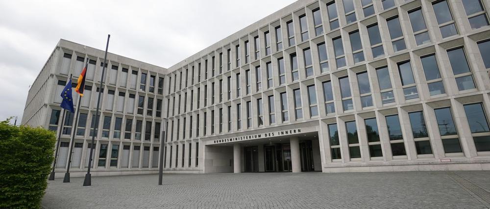 Brenzlige Lage am Innenministerium: Ein Pflasterstein fliegt im Eingangsbereich. (Archivbild)