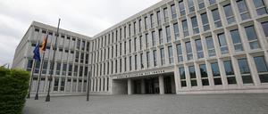 Brenzlige Lage am Innenministerium: Ein Pflasterstein fliegt im Eingangsbereich. (Archivbild)