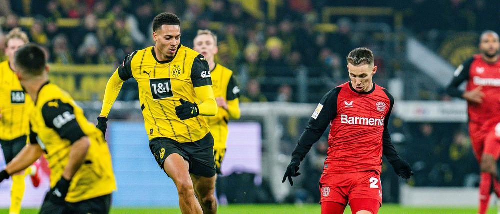 Zumindest Felix Nmecha (li.) ist fit. Der Dortmunder bringt derzeit als einer der wenigen seine Leistung.