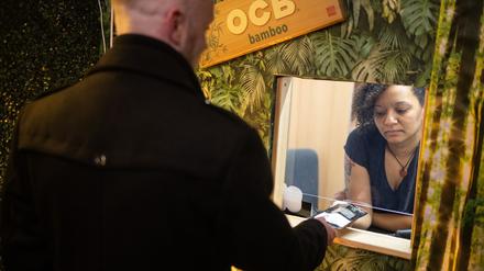 Zum ersten Mal verteilt eine Cannabis-Anbauvereinigung legal angebautes Gras in Berlin.