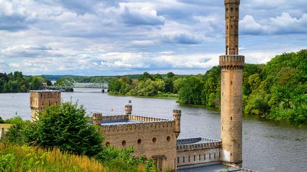 Das Dampfmaschinenhaus liegt am nördlichen Ufer des Park Babelsberg.  Von dort hat man einen guten Blick auf die Havel.