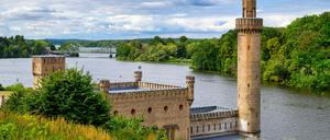 Das Dampfmaschinenhaus liegt am nördlichen Ufer des Park Babelsberg.  Von dort hat man einen guten Blick auf die Havel.