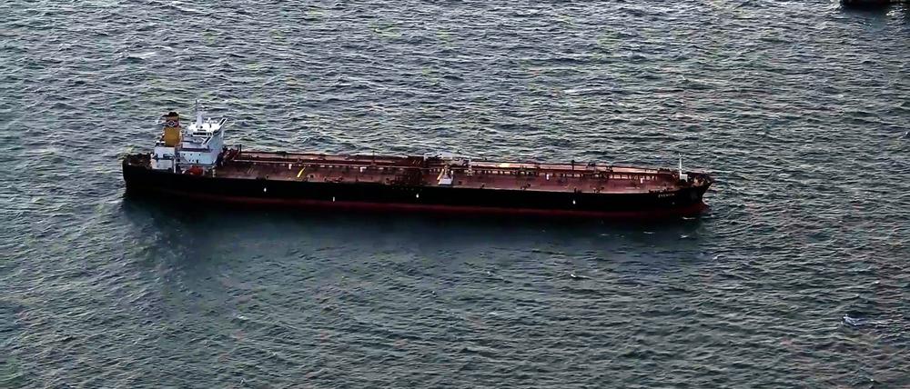 Der manövrierunfähige Öltanker „Eventin“ wird aktuell auf die Reede vor dem Stadthafen Sassnitz geschleppt. Dort soll er am Sonntag eintreffen. (Foto aktuell)
