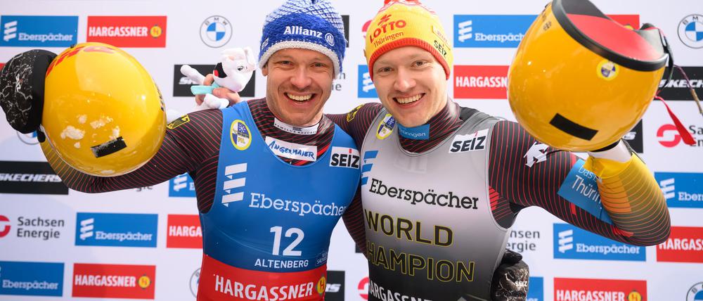 Sieger Max Langenhan (r) und der Zweitplatzierte Felix Loch jubeln im Ziel.