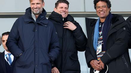 Jürgen Klopp (l.) neben Mario Gomez (M) und dem früheren Brasilien-Star Rai.