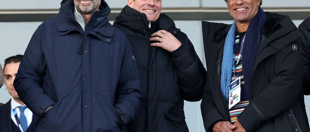 Jürgen Klopp (l.) neben Mario Gomez (M) und dem früheren Brasilien-Star Rai.