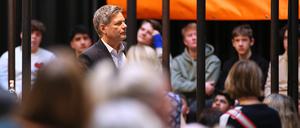 Live-Radiosendung von Deutschlandfunk Kultur: Bundesminister für Wirtschaft und Klimaschutz Robert Habeck Bündnis90/Die Grünen gibt ein Interview