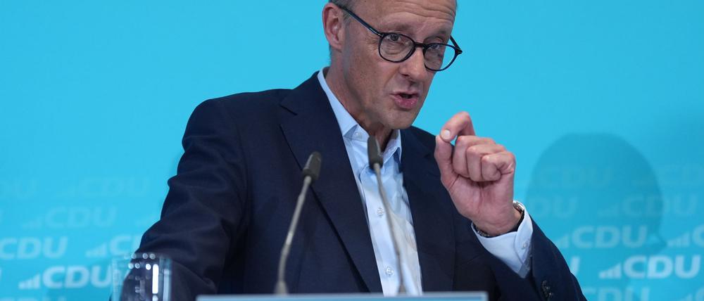 Die CDU justiert ihre zentralen Themen im Wahlkampf: Wirtschaft und innere Sicherheit. Auf eine mögliche Politikwende in den USA blickt der Kanzlerkandidat gelassen. Ziehen die Umfragewerte jetzt an?