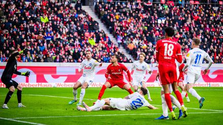 Krummes Ding: Kiels Nicolai Remberg (liegend) fälscht den Ball ins eigene Tor ab.
