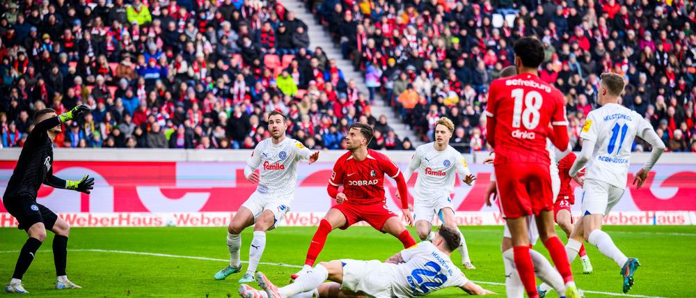 Krummes Ding: Kiels Nicolai Remberg (liegend) fälscht den Ball ins eigene Tor ab.