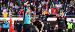 Tom Rothe wird noch in der ersten Halbzeit vom Platz gestellt. Davon erholte sich Union in Heidenheim nicht mehr.