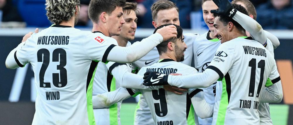 Torschütze zum 1:0 für Wolfsburg: Mohamed Amoura (M.)