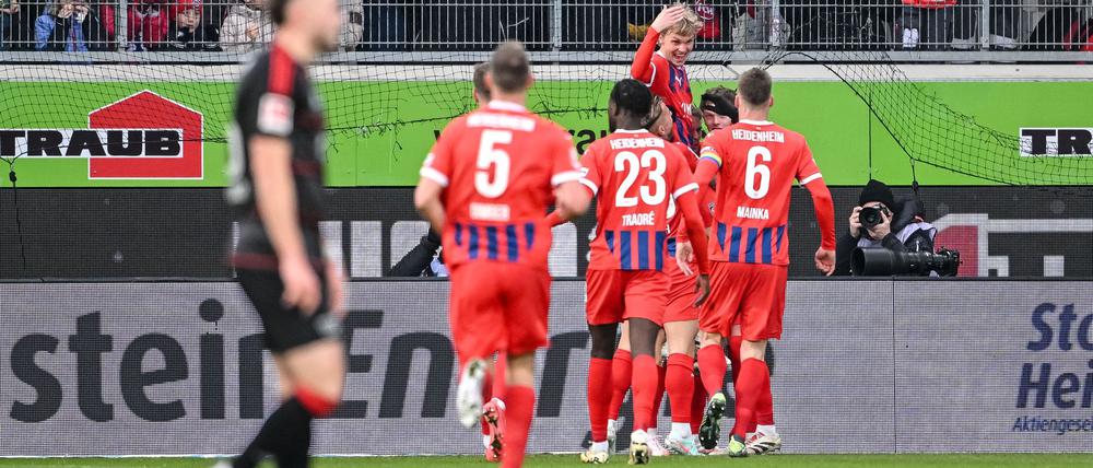 Heidenheim bejubelt die Führung durch Frans Krätzig.