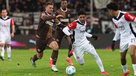 Omar Marmoush (in weiß) erzielte gegen St. Pauli den Siegtreffer für Eintracht Frankfurt.