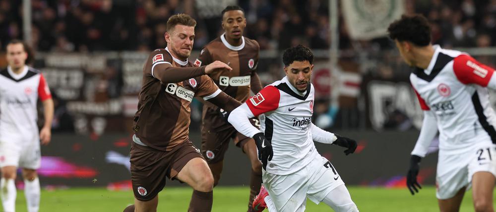 Omar Marmoush (in weiß) erzielte gegen St. Pauli den Siegtreffer für Eintracht Frankfurt.