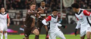 Omar Marmoush (in weiß) erzielte gegen St. Pauli den Siegtreffer für Eintracht Frankfurt.