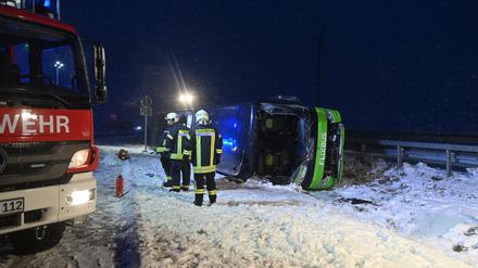Einsatzkräfte arbeiten an der Unfallstelle.
