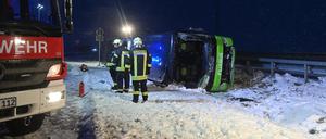 Einsatzkräfte arbeiten an der Unfallstelle.