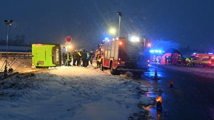 Bei dem Unfall sind ersten Erkenntnissen nach zwei Menschen ums Leben gekommen.