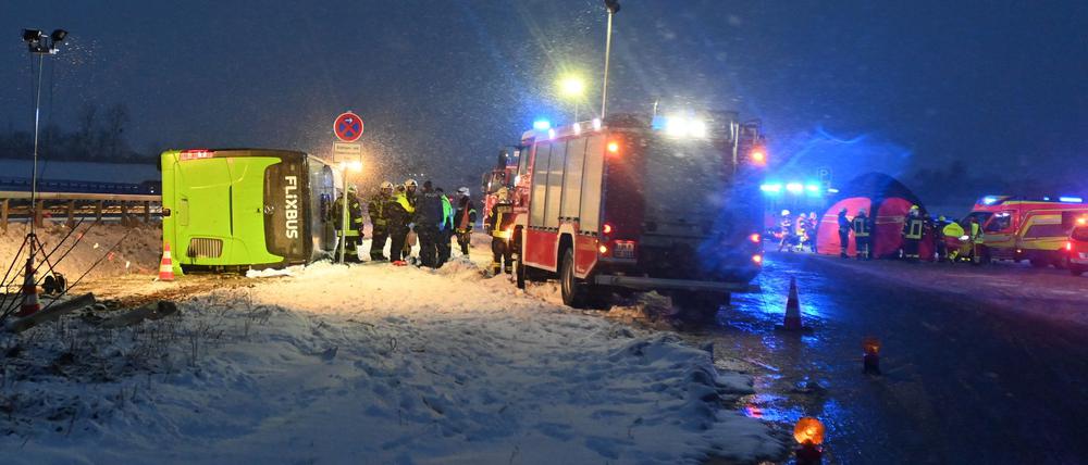 Bei dem Unfall sind ersten Erkenntnissen nach zwei Menschen ums Leben gekommen.