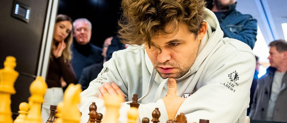 Der Norweger Magnus Carlsen spielte erstmals für den FC St. Pauli in der Schach-Bundesliga.