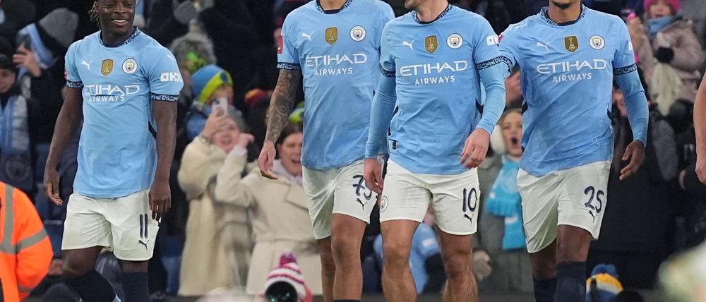 Jack Grealish (M.) freut sich nach langer Auszeit über sein Tor im FA Cup.