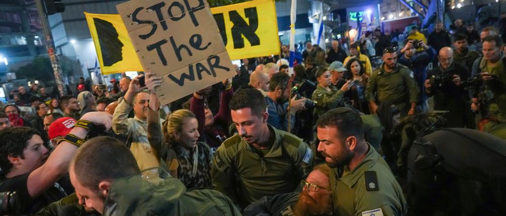 Tausende haben in Israel für einen Geisel-Deal demonstriert.