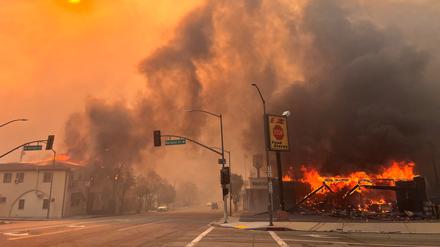 Die Flammen des windgetriebenen Eaton Fire verschlingen ein Haus in Altadena, Kalifornien.