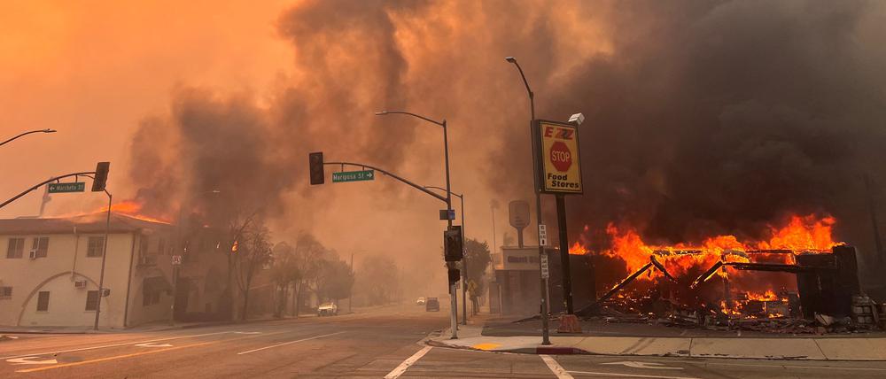 Die Flammen des windgetriebenen Eaton Fire verschlingen ein Haus in Altadena, Kalifornien.